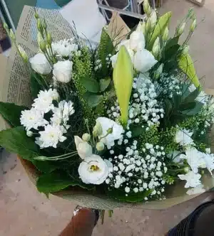 זר פרחים לבן משולב